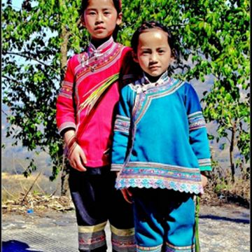 未进村寨就遇到了可爱的哈尼小姑娘.