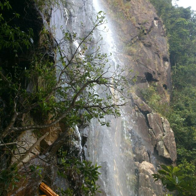 进入莲花山度假区,映入眼帘的就是这尊雕像 半山腰的仙人洞在一个小