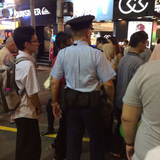 香港警察配枪的!很帅!