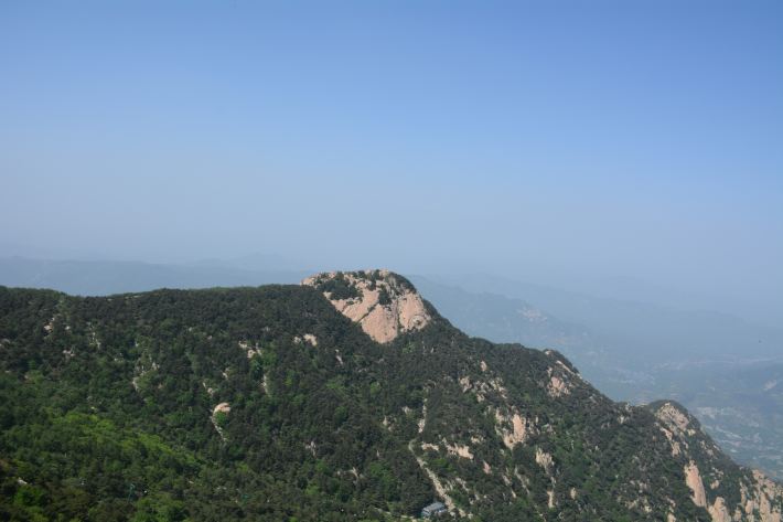 因峰顶有玉皇庙而得名,为泰山,海拔5米,气势雄伟,拔地而起,有