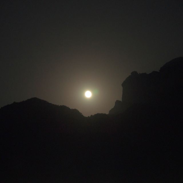 雨后宜昌的夜晚,皎洁月光照耀连山倩影