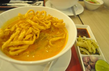 喜欢          引用到评论  黄咖喱面,也算是泰北的代表性食物,味道不