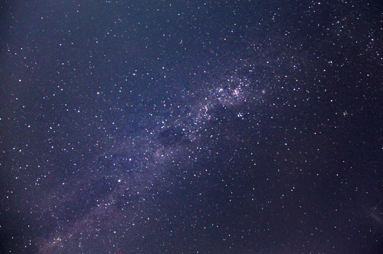 晚饭后,忘着满天星星,迫不及待地尝试拍了一张星空的照片,稍微有那么