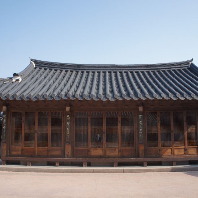 我们从南山谷韩屋村出来,再次打的来到北村韩屋村。北村与南山谷韩屋村不同的地方在于:这儿是韩屋聚集的住宅区,生活气息浓郁。正值周日早晨,北村似乎还没有从慵懒中苏醒过来,到此的客人也自觉保持着安静,在宁静的气氛中感受闲暇。就像韩剧中表现的一样,这儿的街道窄窄的,有着一定的坡度,不管是门头、院墙,都保留了韩屋的鲜明特征。沿坡而筑的屋檐连成一条龙脊,低矮的院墙用瓦片装饰出古朴的图案,拾阶而上,看见无数的韩屋屋顶重重叠叠。 北村的推广活动也做得很好,除了设立旅游咨询处,还有身穿红衣的志愿者守候在叉路口,为游客指路解