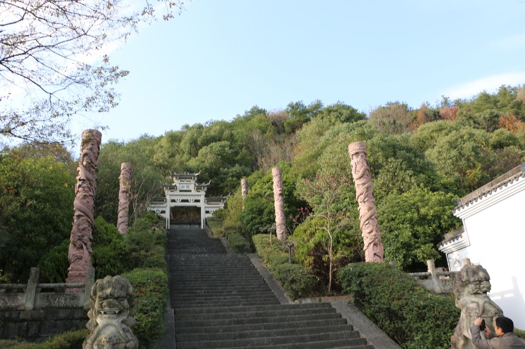 它是以人文景观为主的一个岛屿,岛不是很大,岛上建有海瑞祠,石峡书院