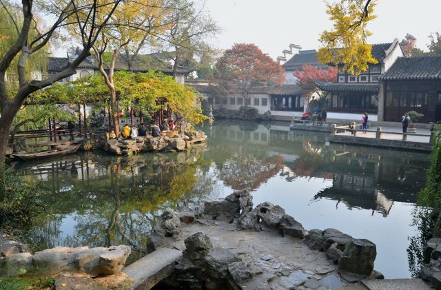 留园是中国著名古典园林,位于江南古城苏州,以园内建筑布置精巧
