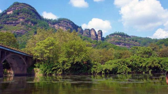 此次漂流属武夷山景区外围,但沿途可观赏到景区的大王峰,三姑岩,狮子