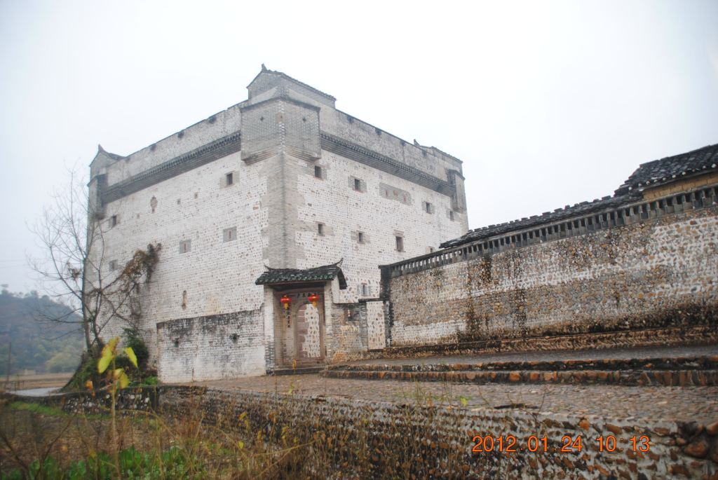 始兴县城,找到城中心的远东酒店住下,休息.天气不好下雨,很冷.