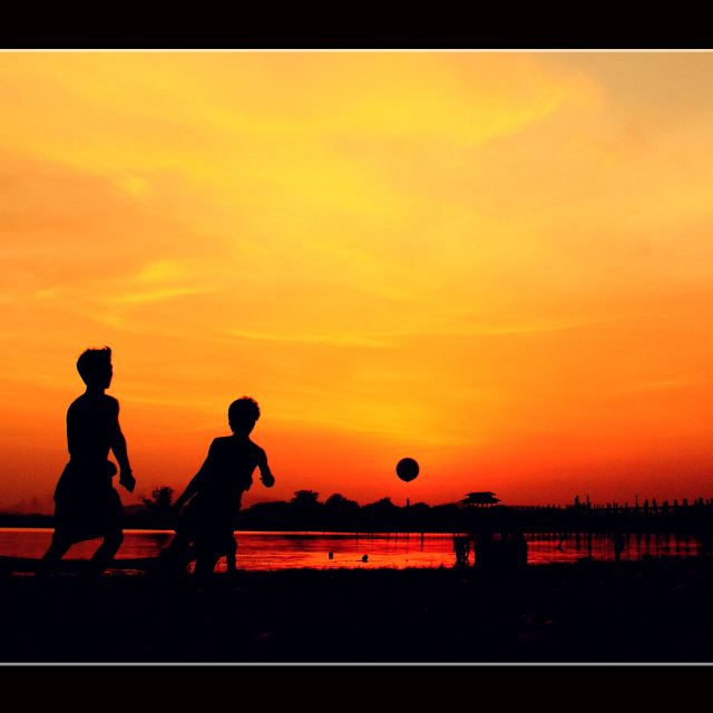蔚蓝的天空,如此深邃,如此悠长 夕阳之下,是足球少年们奋力奔跑的身影