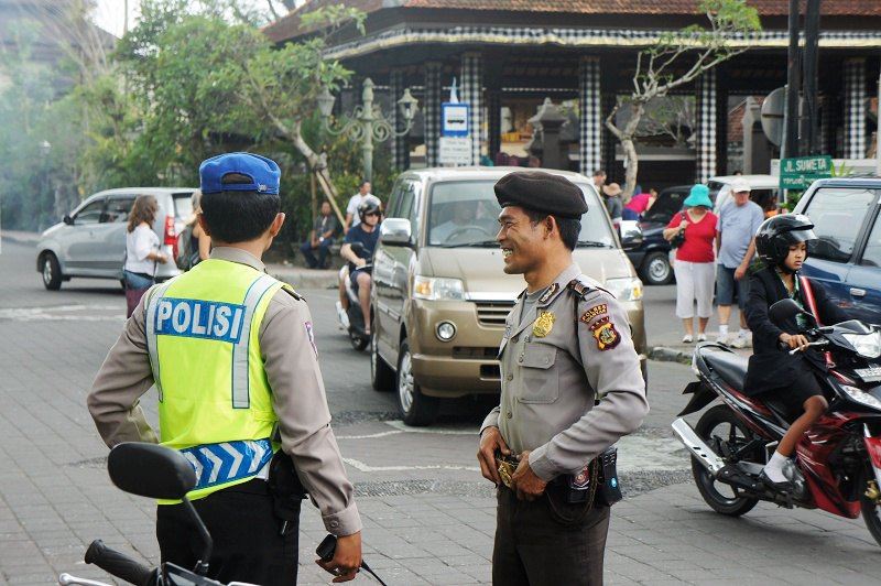 王宫外执勤的印尼警察.