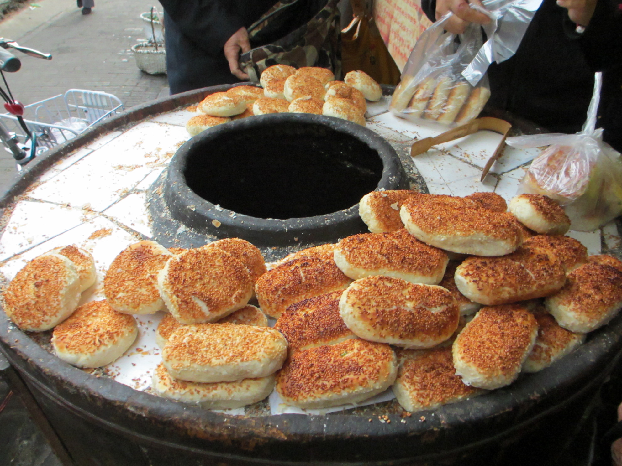 黄桥烧饼 富春茶社门前