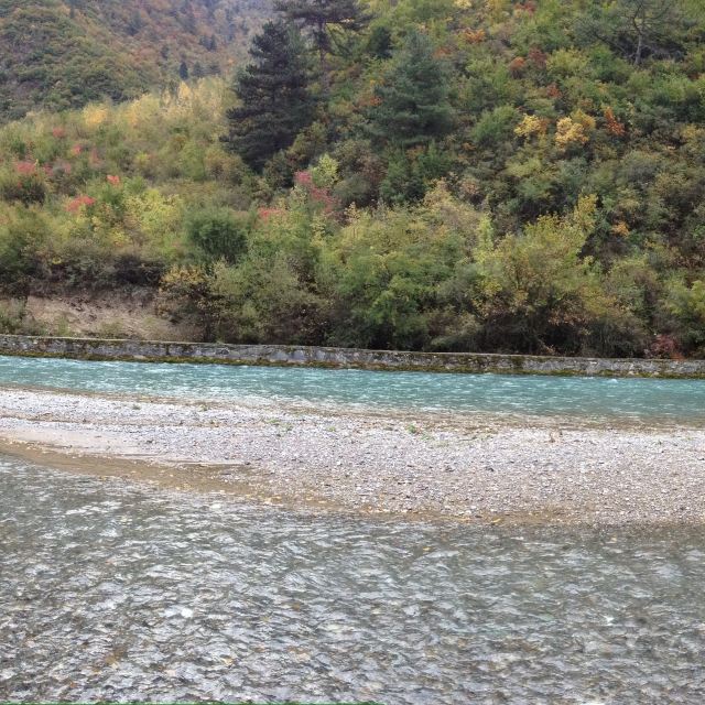 全景 第二天一早天气就放晴了,酒店门口的小河,沿着这条河走十五