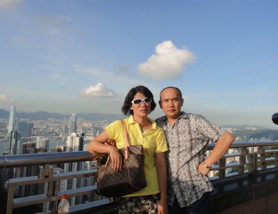 站在太平山顶俯瞰香港--2011年8月15日香港自