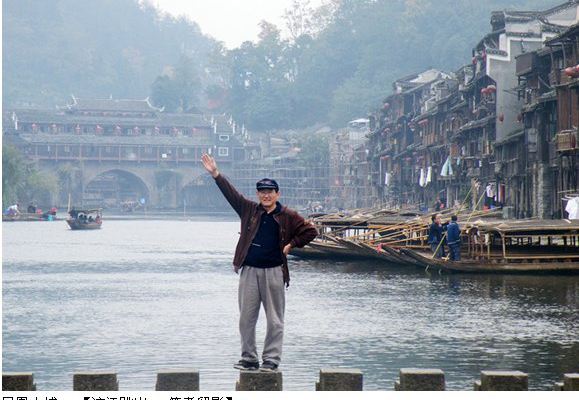 风景素颜人物头像_生活频道 看过晨景,走过跳岩,欣赏过沱江上游的风光,我们还想顺便逛一下周围的商铺,打算买点特产,工艺品什么带回上海送朋友和家人。龙须糖是凤凰古城的特产,虽然比不上姜糖有名气,但吃起来风味独特,对不喜欢吃辣姜糖的人应该是个不错的选择。我在一家现做现卖的店铺里尝过龙须糖后,感觉龙须糖很好吃,既酥又香,入口即化,不是很甜,而且糖块外面包裹着的层层银丝也很惹人喜爱。一盒龙须糖没几块,售价却要10元钱,这价格不便宜啊,但是考虑带给老妈,外孙吃很合适,所以我买了两盒,小凤也要了一盒,最后和老板讨价还价以8元一盒成交。凤凰古