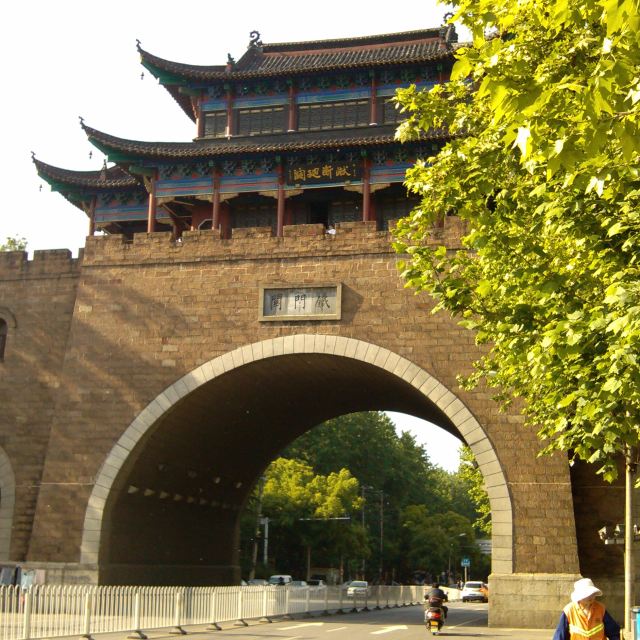 晴川阁外面的铁门关,旁边有一个公交车站,可以直达汉口站