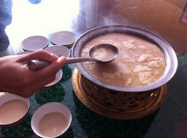 蒙古族牧民日常饮用的茶有三种:酥油茶,奶茶,面茶.