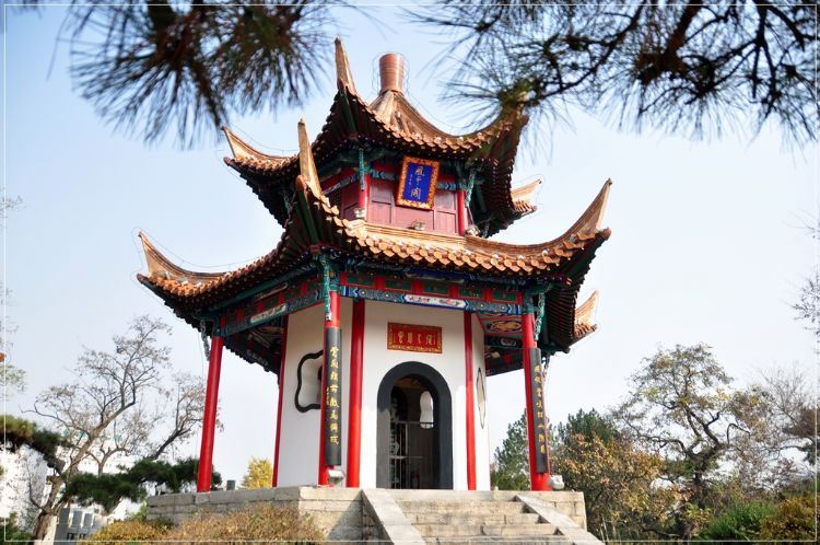戏马台古迹标志的"风云阁,又称"戏马台碑亭,建于清道光二十八年