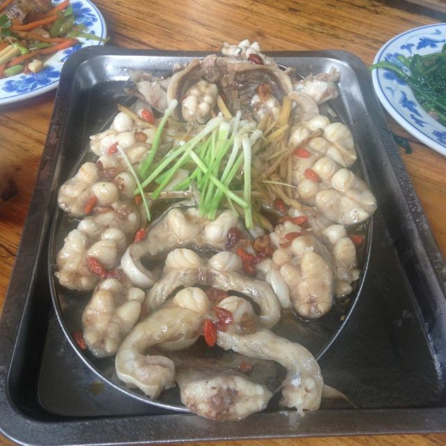 漓江边上的清蒸剑骨鱼,美味,68/斤,大大的比西街便宜