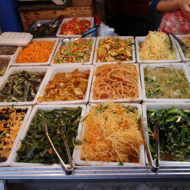 东北和山东,菜场有很多这样的拌菜摊子,下班随便买点凉拌菜,回家就不