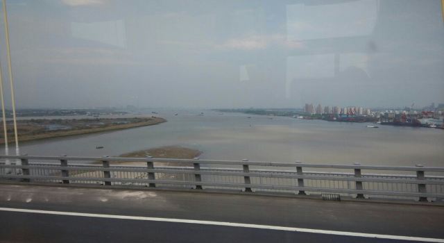 在大巴车看见的长江大桥扬州方向