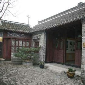 镇江焦山顶的别峰庵,为郑板桥读书处,小斋三间,一庭花树,门联写着"室