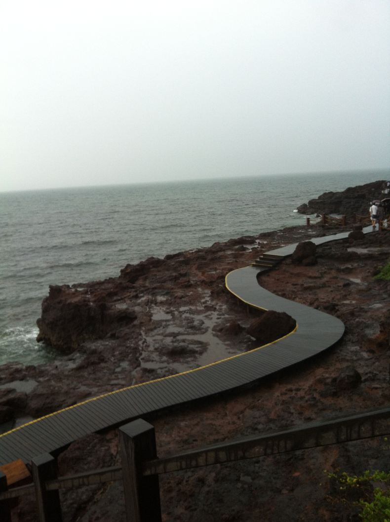 第二天:游北海 北海其实自然风景极佳,有海,有漂亮的细沙海滩,有山有水有老街风貌,关键还有海鲜吃,但感觉北海的旅游资源还需要进一步开发,市容有待改善哦。 一大早我们就起床,顾不上吃早饭,直奔银滩,打算看看海上日出,可老天不作美,天边好厚的云层,到六点多太阳光才从云缝中洒落些许光芒,没有日出看就看看远处的海和近处的细沙吧,一样很美,一大早的银滩上很少有人,我们可以尽情地玩玩 晨曦中的银滩路好美啊! 标志性雕塑 海水退去后的沙滩,留下片片海的印记,象地毯的图文 银滩的沙有多细啊,细的让你看不出沙粒