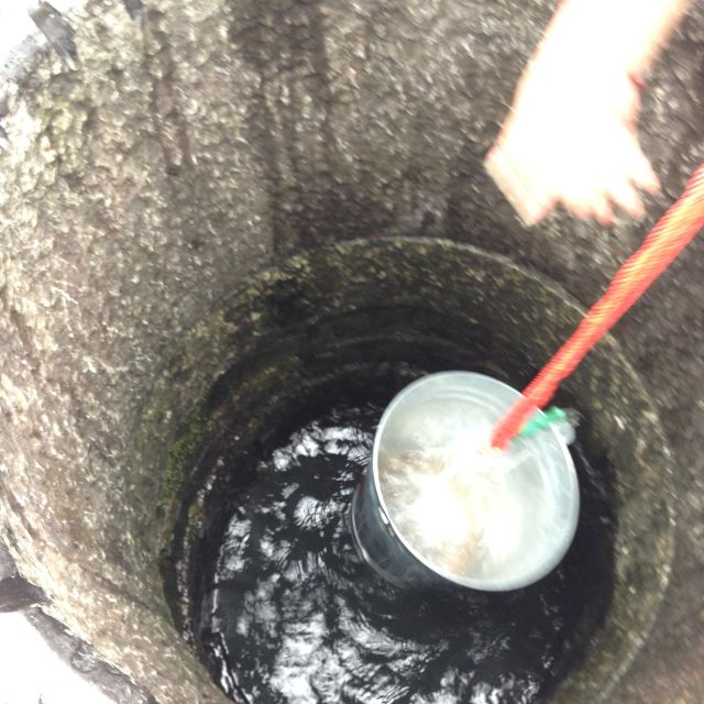 西街的水井,现在仍有人打水