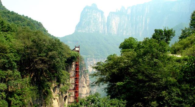 新乡八里沟风景区位于太行山南麓,河南,山西两省交界,距新乡市50公里
