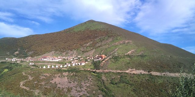 甘孜藏族自治州稻城县蚌普寺 标签 旅游景点 名胜古迹 寺庙 奔波寺