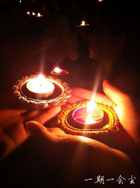 手中的祈愿灯,祈求世界和平家人朋友所有的人们,健康平安