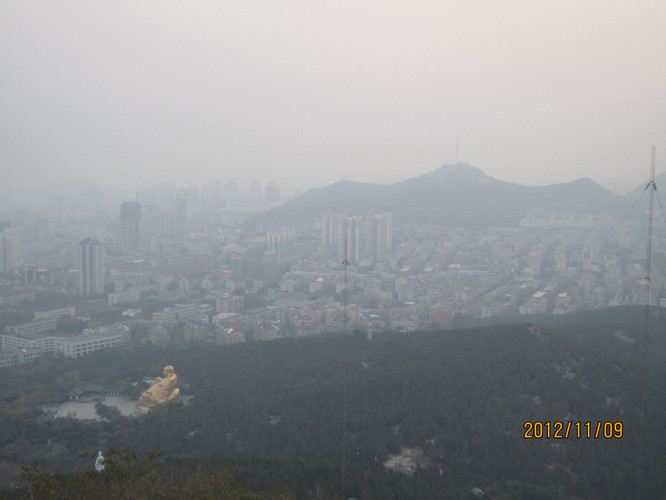 住在济南南郊宾馆,距离千佛山不远,早上锻炼,爬上了千佛山,这也是第二