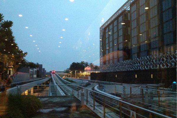 我们的飞机终于降落在新加坡机场,行李不用自