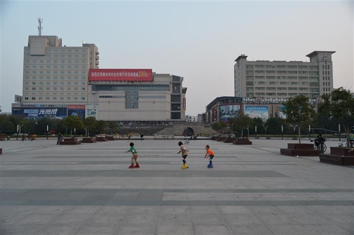 文化广场是市民的休闲场所,城市虽然不大却也建起了很多高楼.