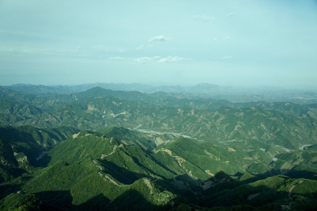 向东一望,大好河山,气势豪迈,无限风光,尽收眼底.