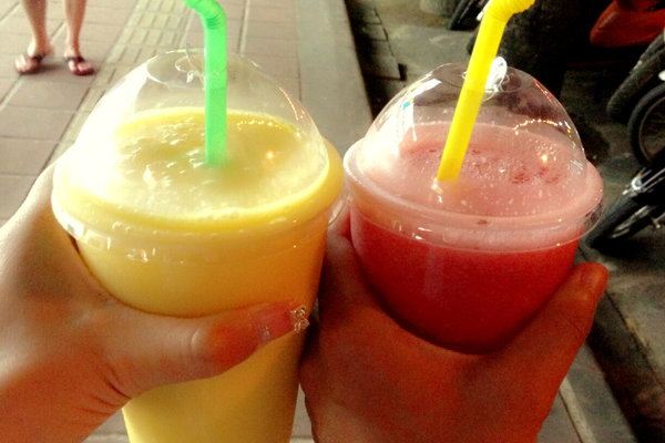 fruit shake,fruitmarket 普吉的fruit shake也就是鲜果榨汁,再加点冰块,我看我回家自己都能做!
