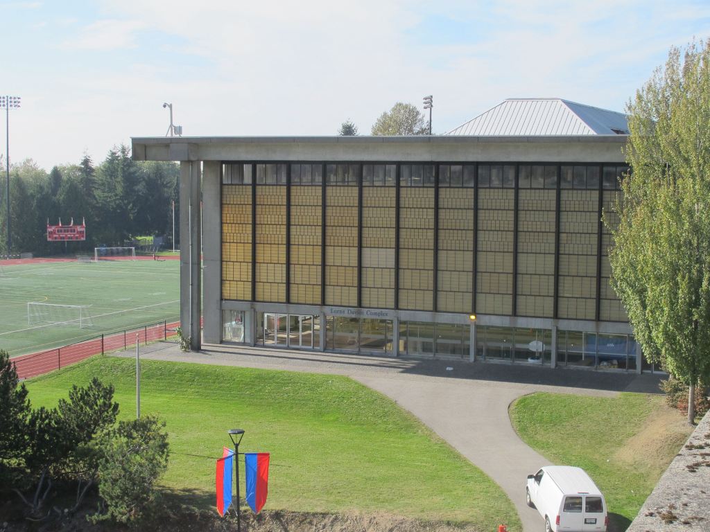 西蒙菲沙大学(sfu)坐落在本那比山顶上,去的那天恰逢该校的毕业典礼