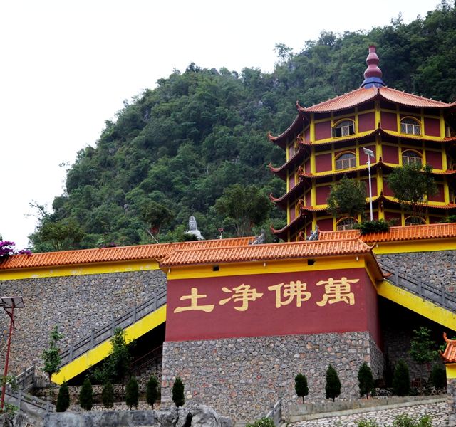 很多地方都有万佛寺,这个万佛寺在巨大的山洞里.