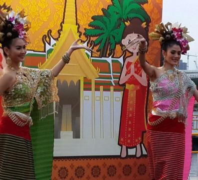 还有泰国舞蹈表演看,妹纸漂亮应该不是人妖吧,呵!在泰国真的不敢说