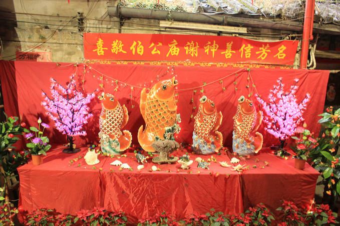 桥头供奉著各路神仙.以及供品