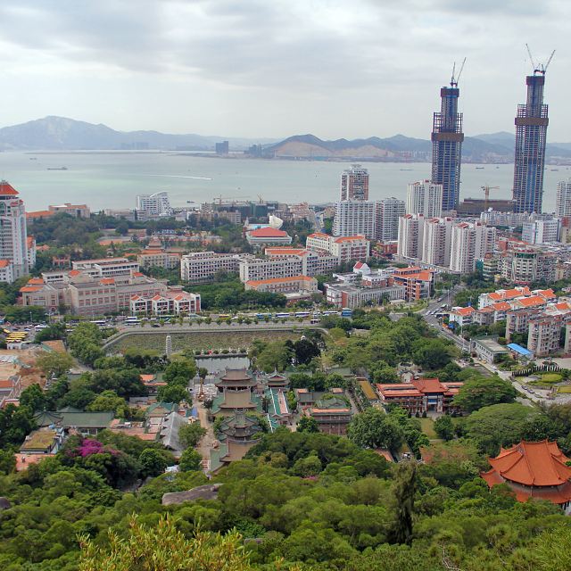 登上南普陀寺山 可以俯瞰整个南普陀以及厦大全景