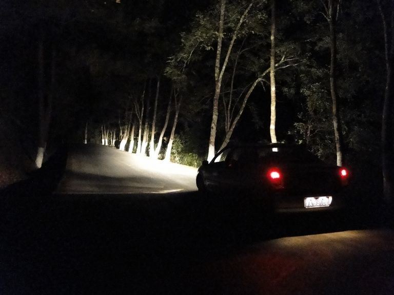 漆黑的夜,一辆车,一个人影也没有.