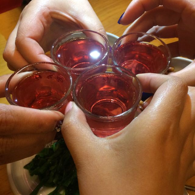用当地酒干杯
