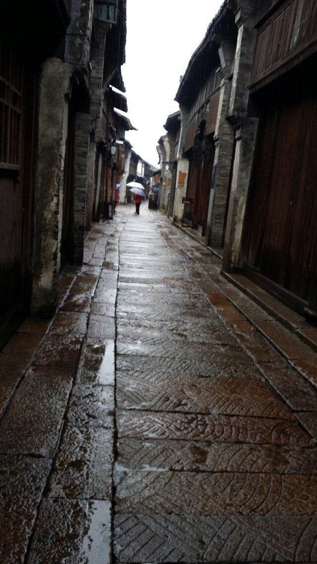 雨中漫步在古镇小道,朦胧之美,浪漫!