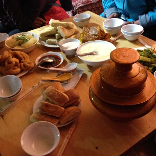 藏民家访,酥油茶很好喝,酸奶很地道,青稞点心味道极美,招待我们的卓玛