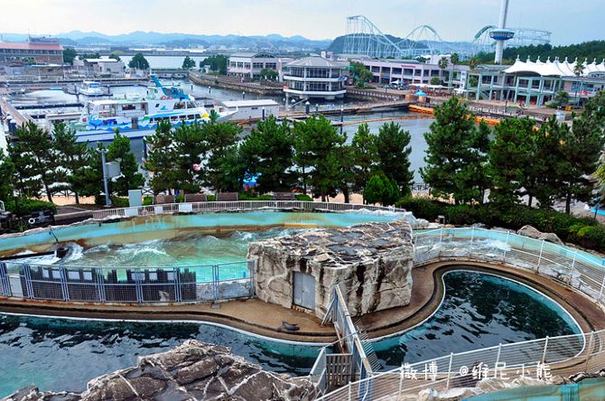 图/文 维尼小熊 八景岛海岛乐园属于横滨市的人工岛,面积有大约24公顷,它坐落于横滨湾的末端,是一个新型的游乐公园,也是日本最好的海洋馆之一。这里也是目前日本最大的海洋馆,岛上的游乐园有全日本最新的飞快奔驶,穿越过海波浪云霄飞车的旋转木马,还有超凡刺激从107米的高度垂直的自由落体。 八景岛乐园足从三种体验型水族馆【海族之馆】、【海豚梦幻馆】、【海洋亲密馆】等,来这的人足够玩上大半天或整天。这里不仅有令人兴奋的各种活动设施,还有美食广场、海湾市场、海岛乐园饭店等融合了吃喝玩乐。 水族馆里有500种类以上