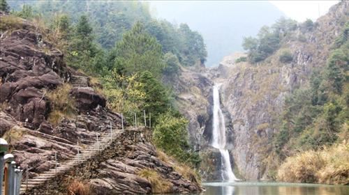 龙瀑仙洞地处永嘉县岩头镇岙底村,是楠溪江国家级风景区的重要景区之