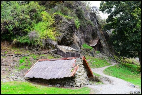 这些在山崖边搭建的简陋茅棚就是华工住地.