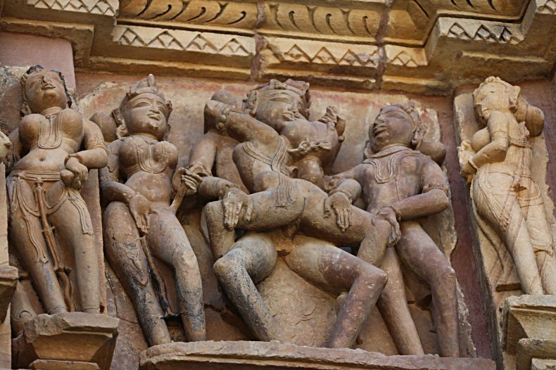 印度猎奇:克久拉霍性庙--8%的情色雕刻带来的