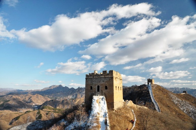 北京雪景较好的长城有古北口和箭扣,这两个地方的长城都是野长城,雪霜