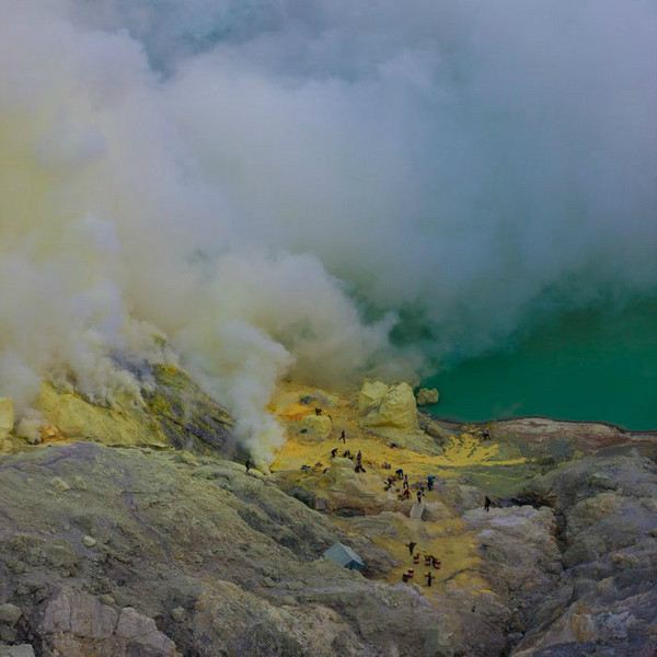 是的,一条陡峭的碎石小路从火山口通往下面的硫磺矿床和热气腾腾的